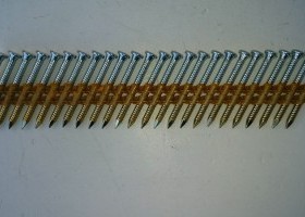 Hřebíky ANKER propojené plastem pro tesařské kování 25°